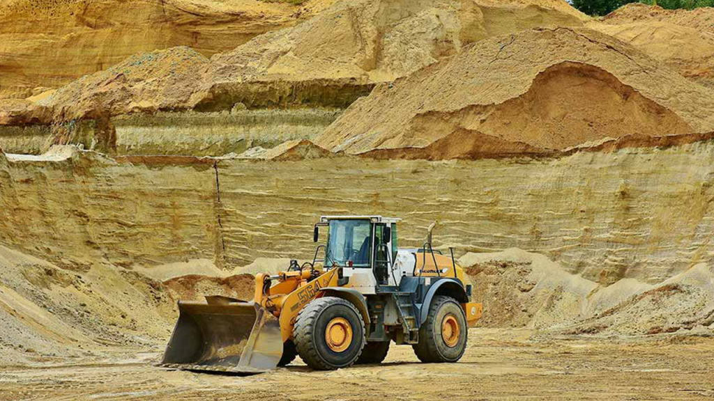 Descubre las normativas y certificaciones para la rehabilitación de tierras mineras, y conoce las técnicas que aseguran la sostenibilidad.